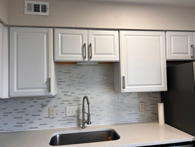 Foto del edificio - 1840 Burton Dr