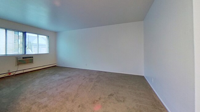 Foto del edificio - 2588 N Frederick Ave