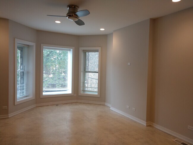 Building Photo - 4016 N Kenmore Ave