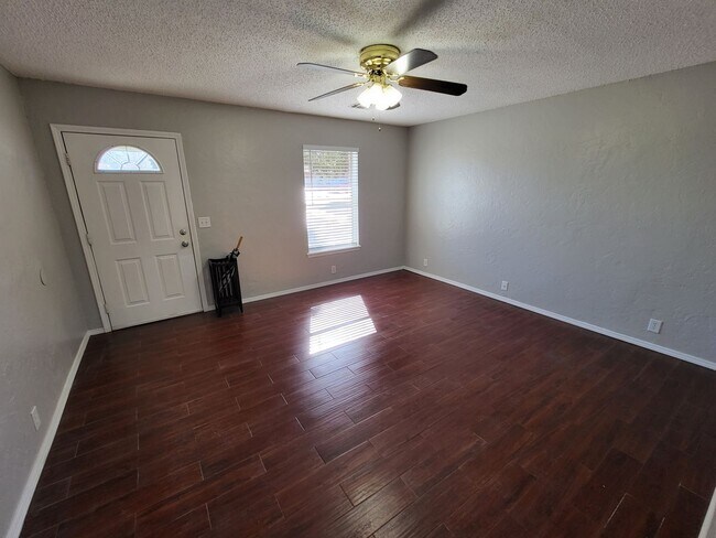 Foto del edificio - 2 bedroom 1 bathroom house with 1 car gara...