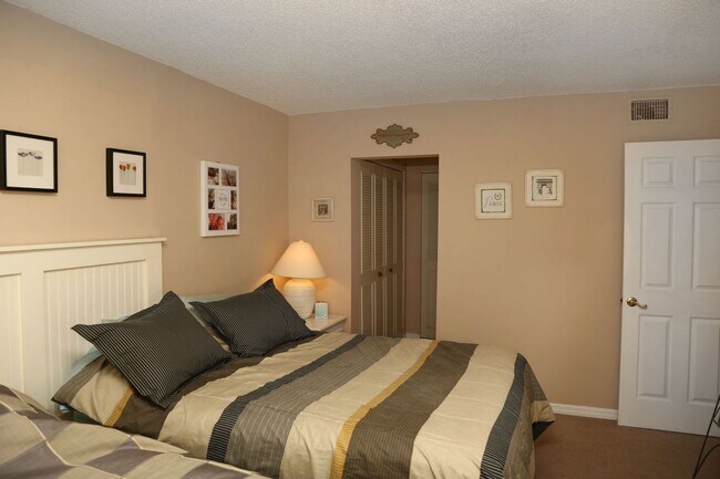 Foto del edificio - 1/1 first floor condo with community pool ...