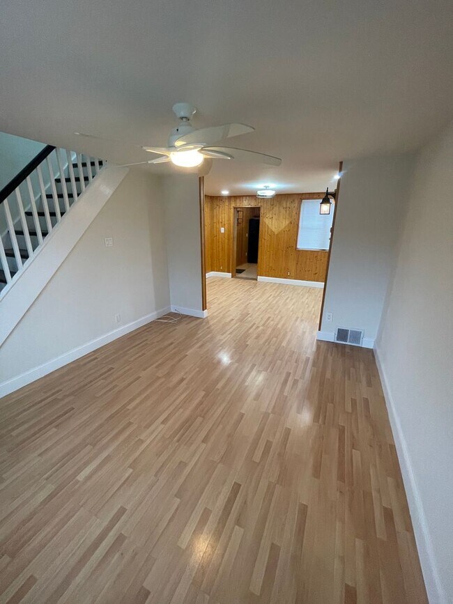 Building Photo - Beautifully Updated 2 Bedroom House Availa...