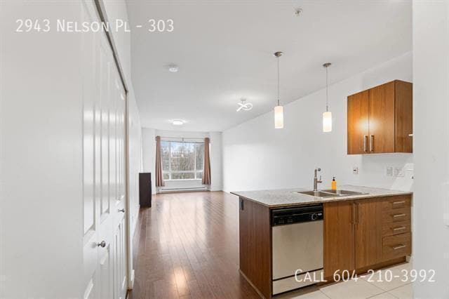 Photo du bâtiment - Spacious 1 Bedroom + Den Condo