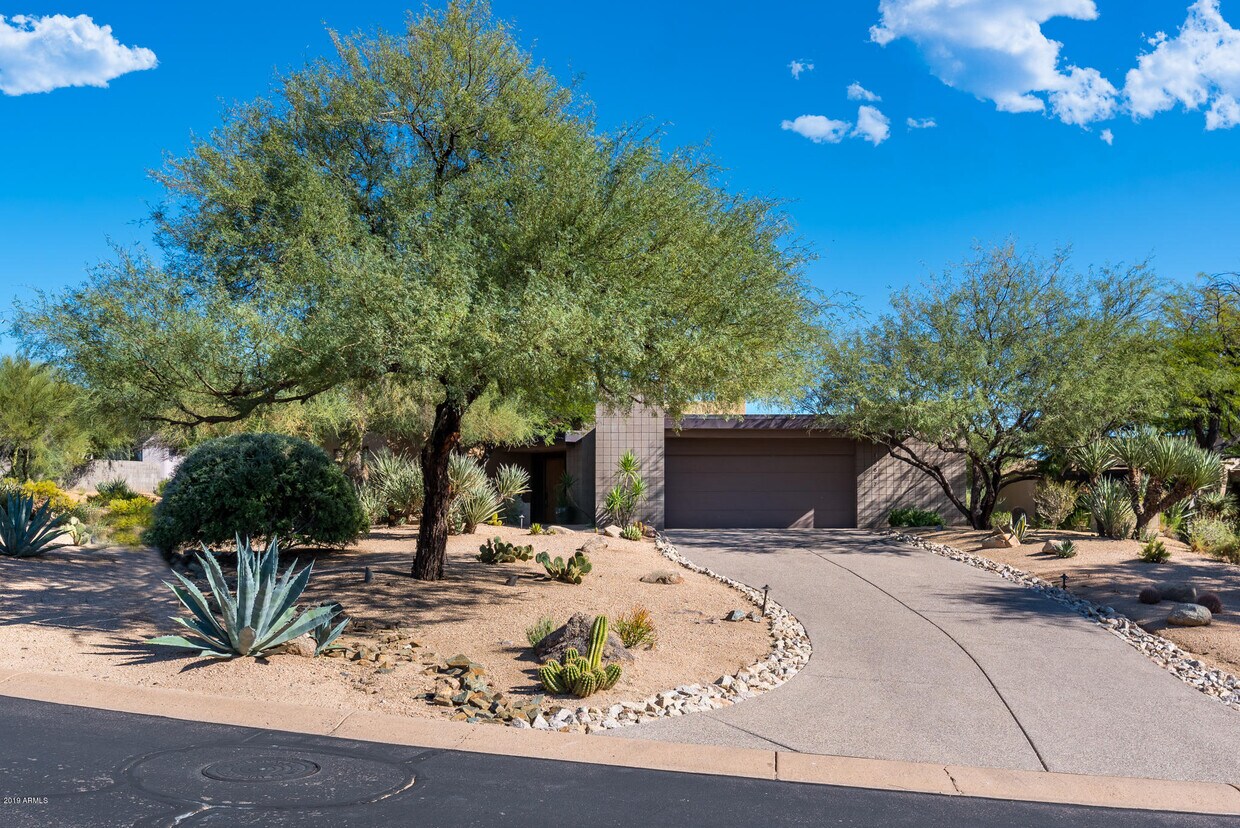 Primary Photo - 10687 E Fernwood Ln