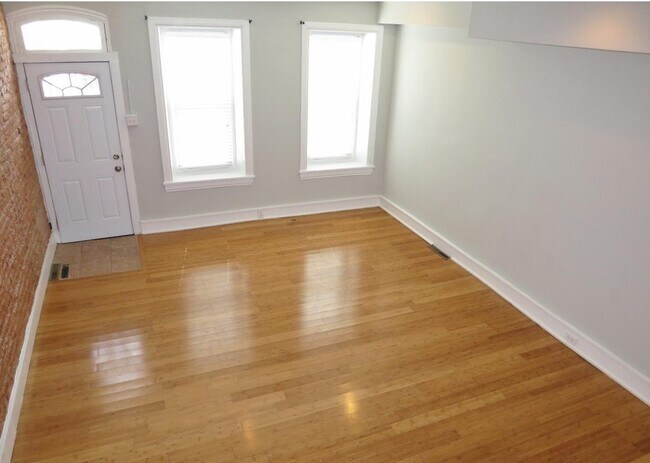 Foto del edificio - Beautiful 3-Bed/1-Bath Townhouse in Manayu...