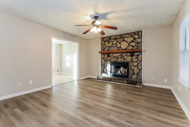 Foto del edificio - 320 Laurel Ln