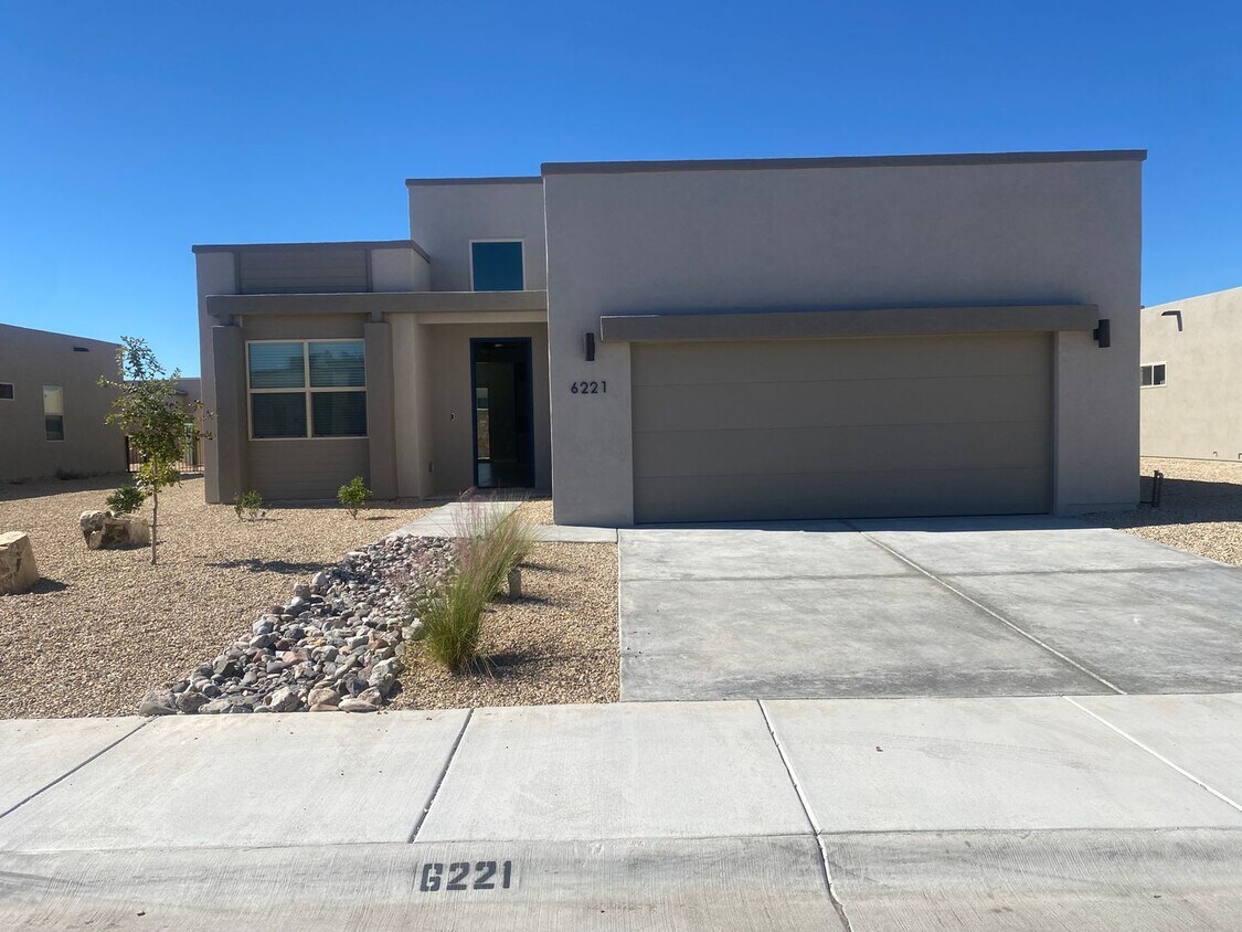 Primary Photo - Newer 3 Bedroom+ Office Near Red Hawk Golf...