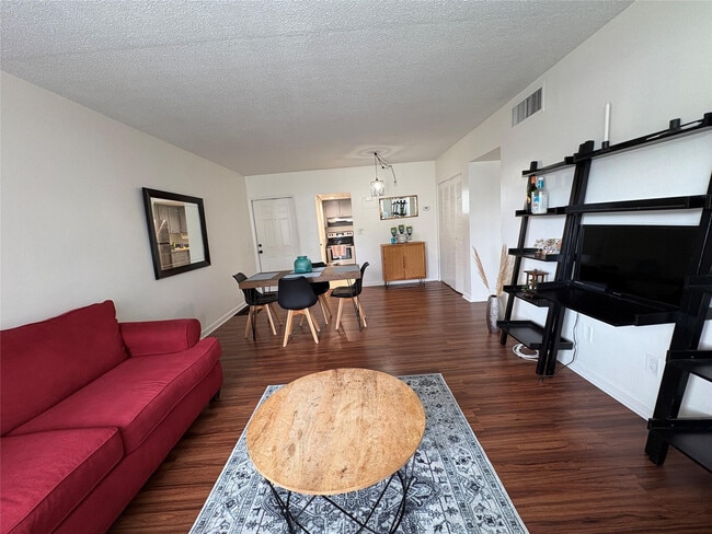 Building Photo - 101 SE 6th Ave