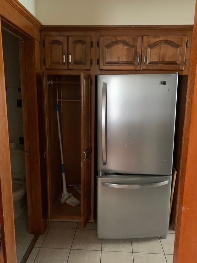 Building Photo - Large three bedroom