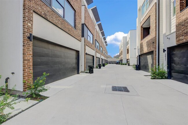 Foto del edificio - 5837 Dolores St