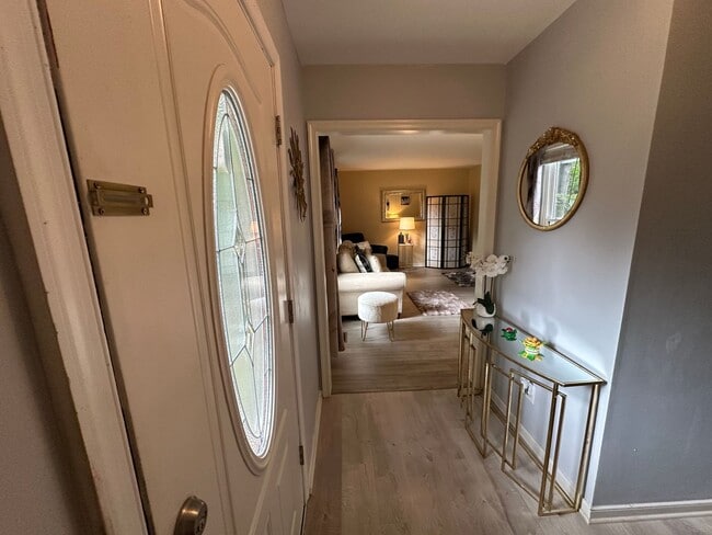 Foto del edificio - For Rent: Charming 4-Bedroom Colonial in C...