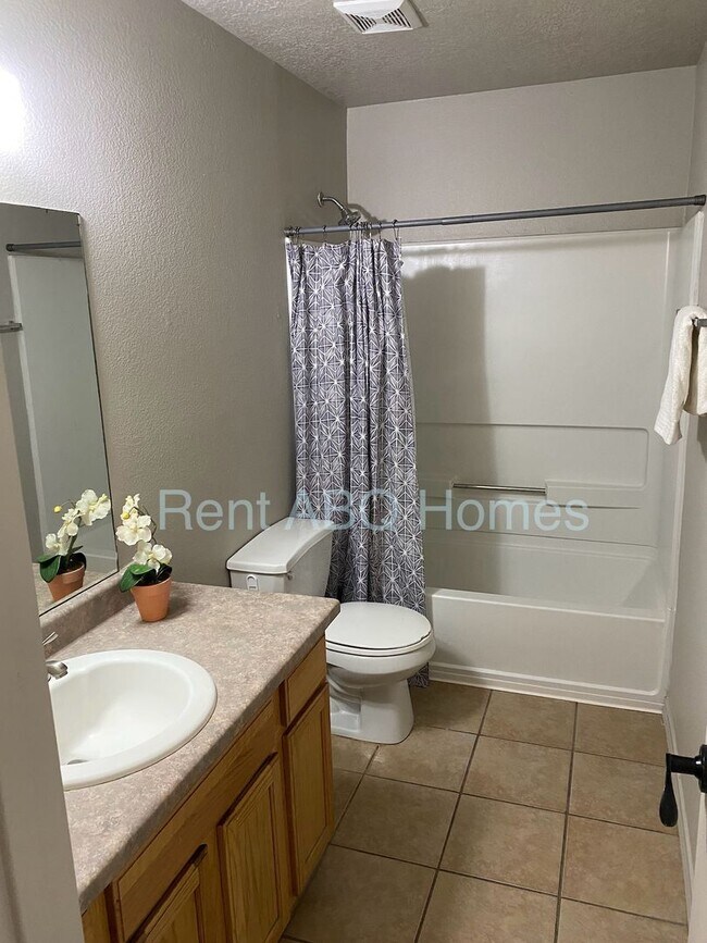 Building Photo - 4 Bed, 2 Bath Home in SW Albuquerque