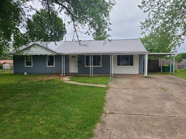 Building Photo - 801 Hinshaw Dr