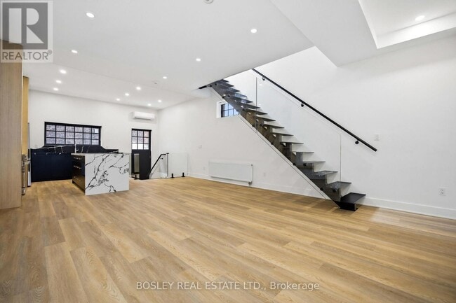 Building Photo - 1067 College St