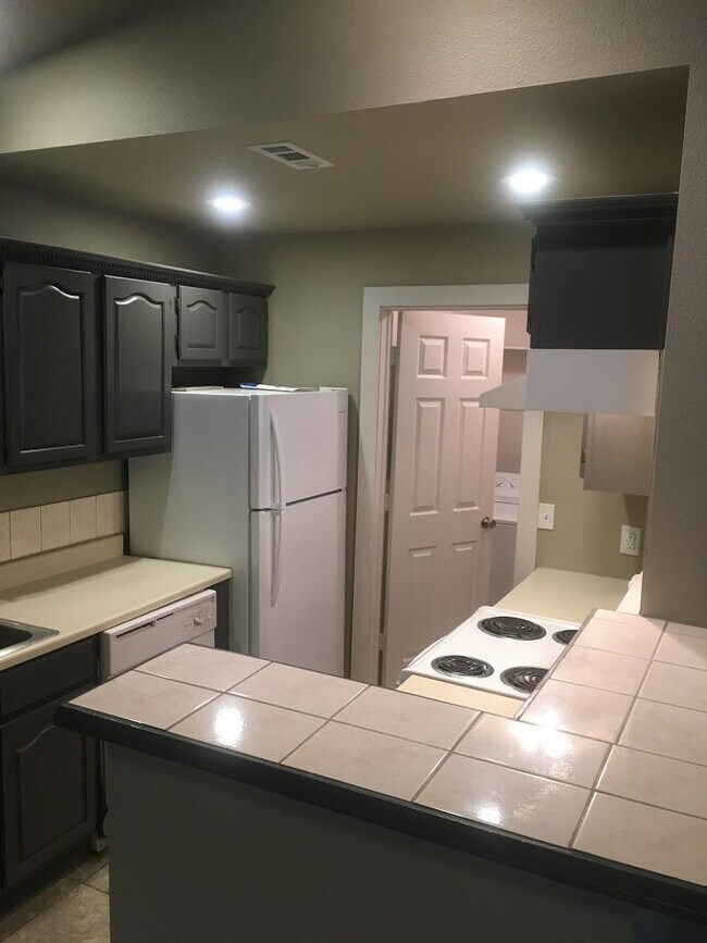 Foto del edificio - 719-721 N Storer Ave