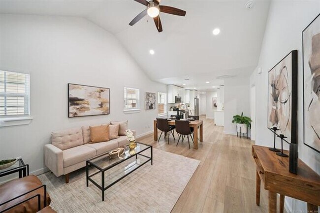 Foto del edificio - Gorgeous updated and modern open layout