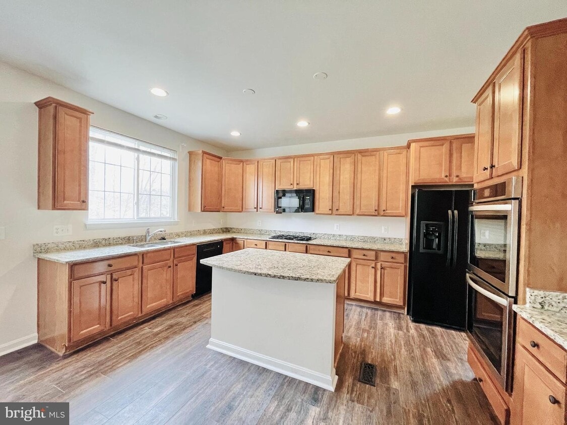 Primary Photo - 38 Carriage Hill Dr