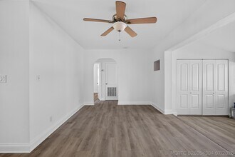 Building Photo - 423 SW 11th Ct