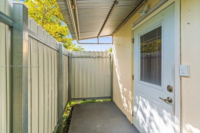 Foto del edificio - 570 W 46th Pl