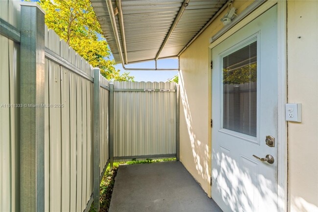 Building Photo - 570 W 46th Pl