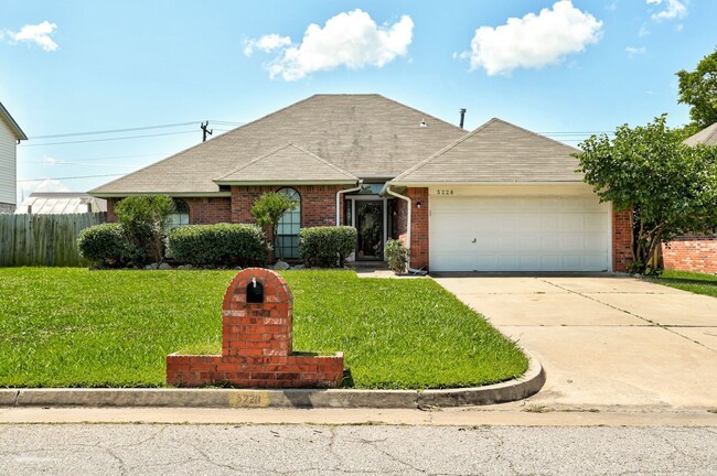 Building Photo - Spacious, Open, and Large 3 Bed/2 Bath Hom...