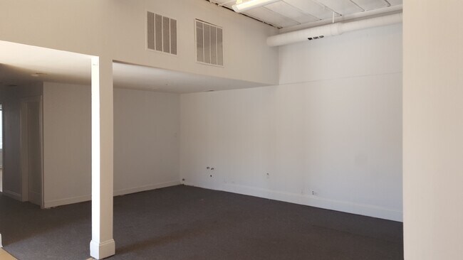 Foto del edificio - 7001 W Higgins Ave