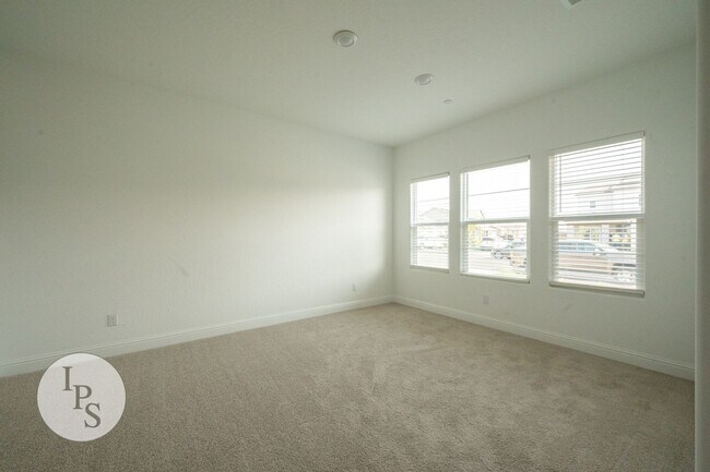 Building Photo - North Clovis Home, 3BR/2BA + Den/Possible ...