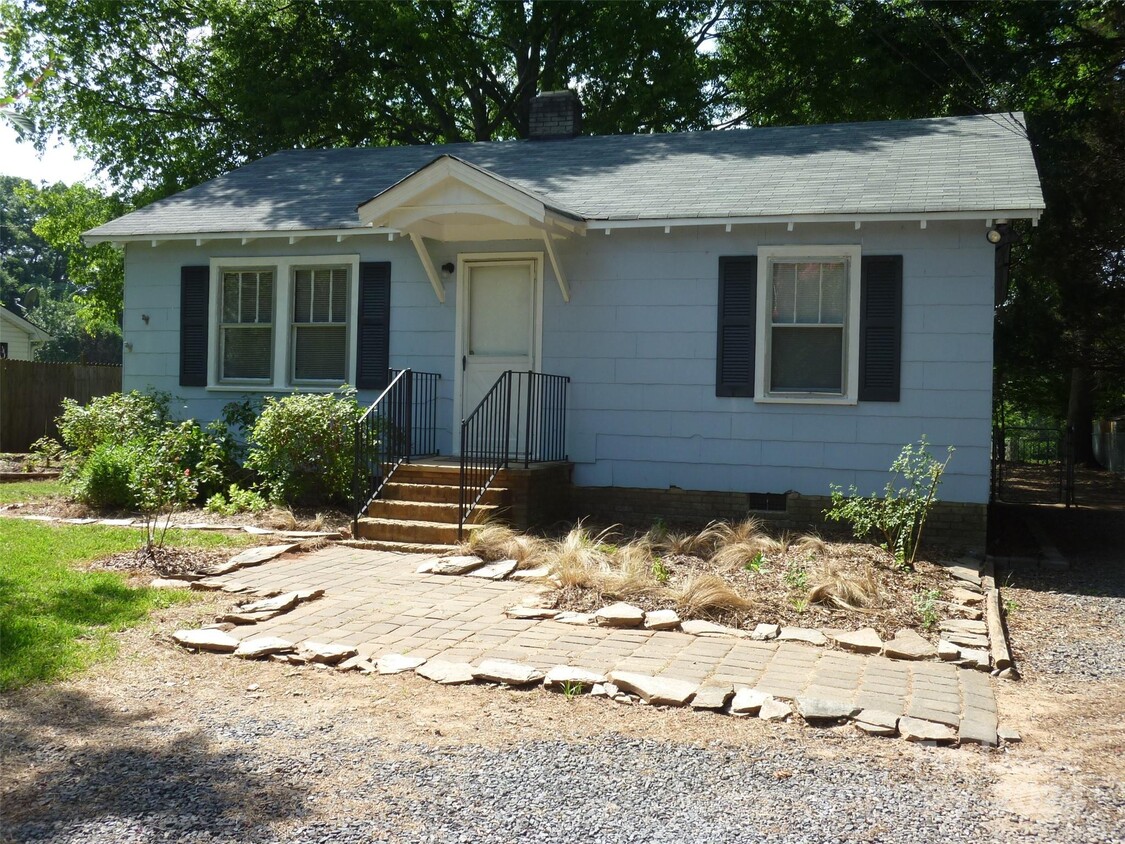 Primary Photo - 211 Twin Lakes Rd