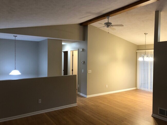 Comedor desde la sala de estar - 630 Hubert St NE