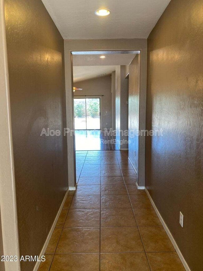 Foto del edificio - 1847 W Desert Seasons Dr