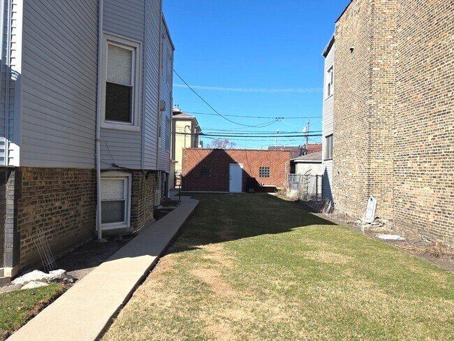 Building Photo - 3818 W Diversey Ave