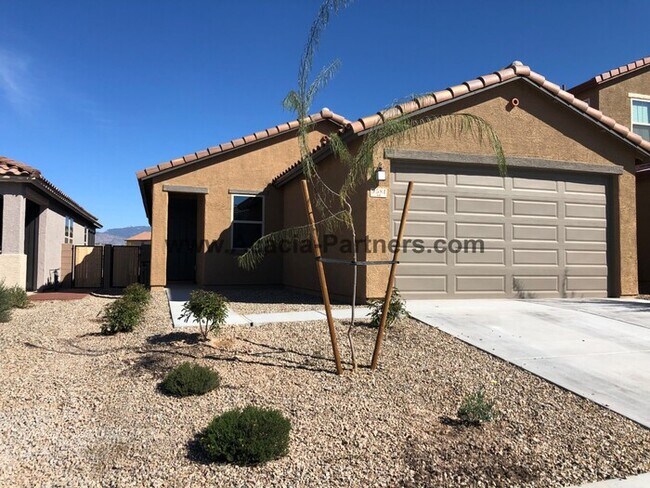 Building Photo - Three Bedroom/Two Bath in Vail School Dist...