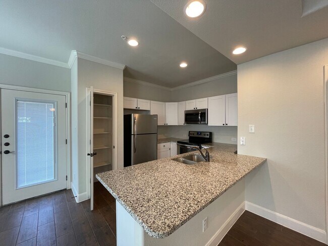 Foto del edificio - Townhome for rent