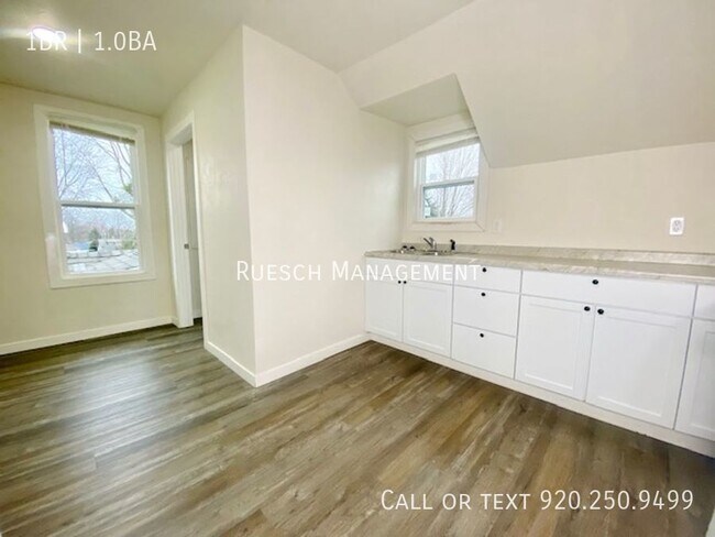 Building Photo - Recently Renovated 1 Bedroom 1 Bath Upper ...