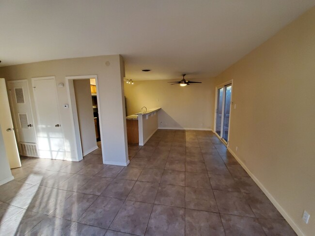 Building Photo - 2403 Ventura Dr