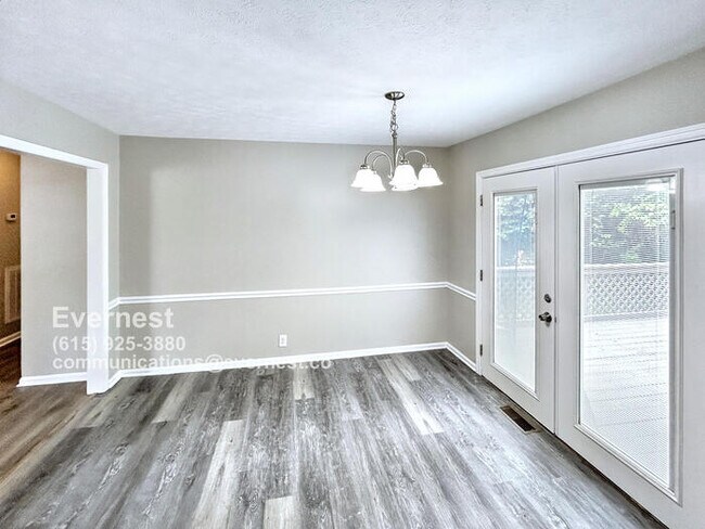 Foto del edificio - Inviting 3-Bedroom Home with Fenced Yard a...