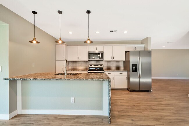 Building Photo - 5-Bedroom Tempe Home with Private Pool Near ASU Campus