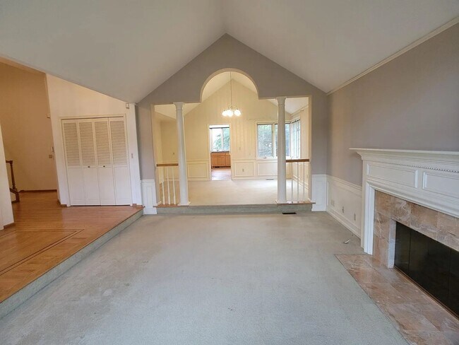 Foto del edificio - Spacious 3-Bedroom Home with Den and Private Backyard in Prime Location