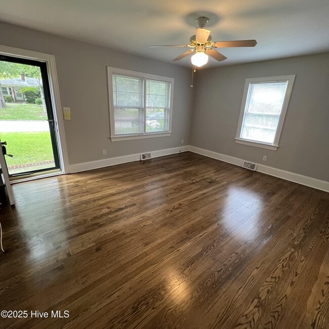 Building Photo - 2405 Jefferson Dr