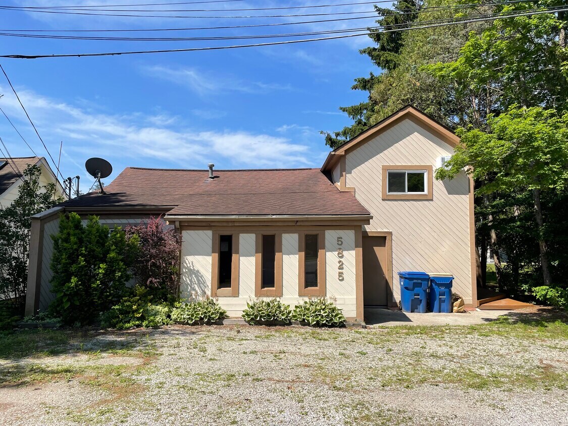 Lakefront Duplex - 5825 Mill St