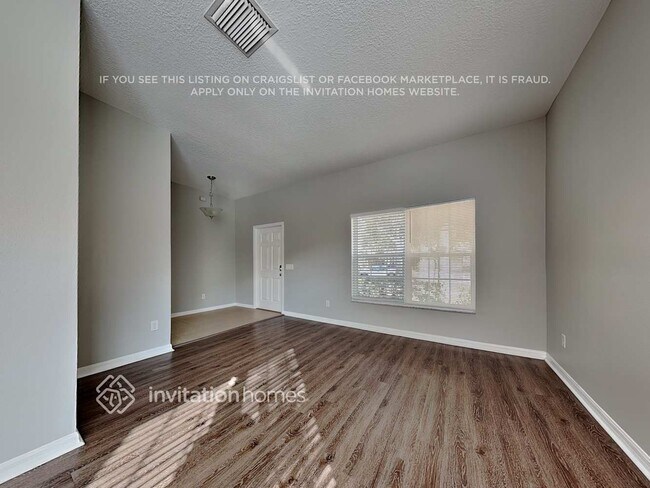 Foto del edificio - 5905 Lilac Lake Dr