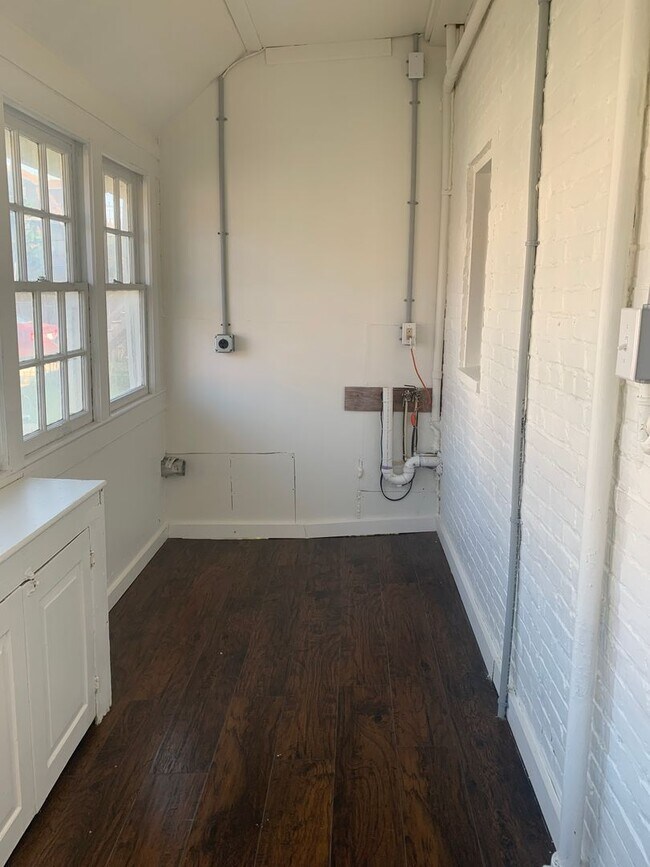 Foto del edificio - 1st Floor 1 Bed/1Bath,Laundry - West York ...