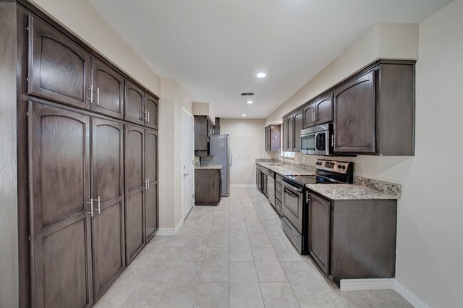Building Photo - Old Town Scottsdale Gem with Gorgeous Back...