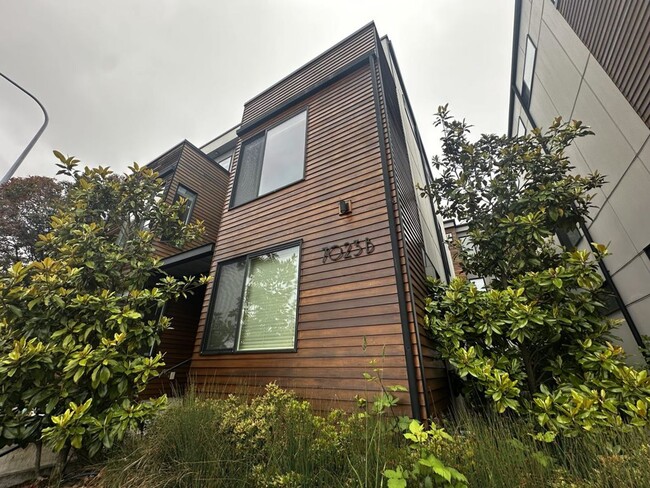 Building Photo - Modern 3-Bed Townhome in Prime Ravenna Loc...
