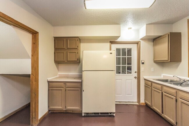 Building Photo - 2 Bedroom 1 Bath Home - Big 2 Stall Detached Garage