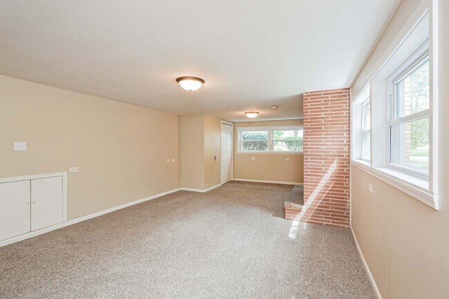 Building Photo - 418 S Kennicott Ave