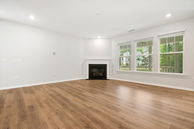 Foto del edificio - Stunning and spacious end-unit townhome in North Raleigh!