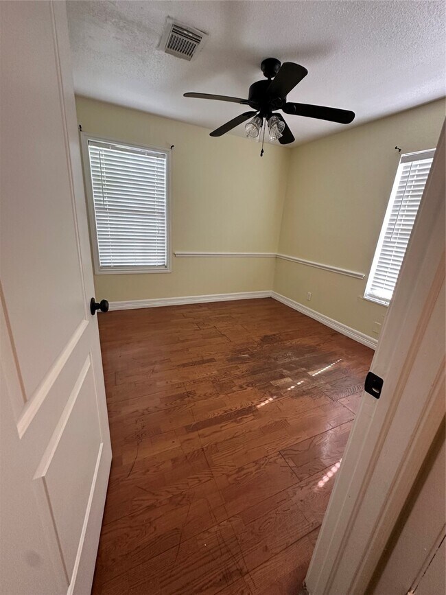 Foto del edificio - 10110 Glenmawr Dr