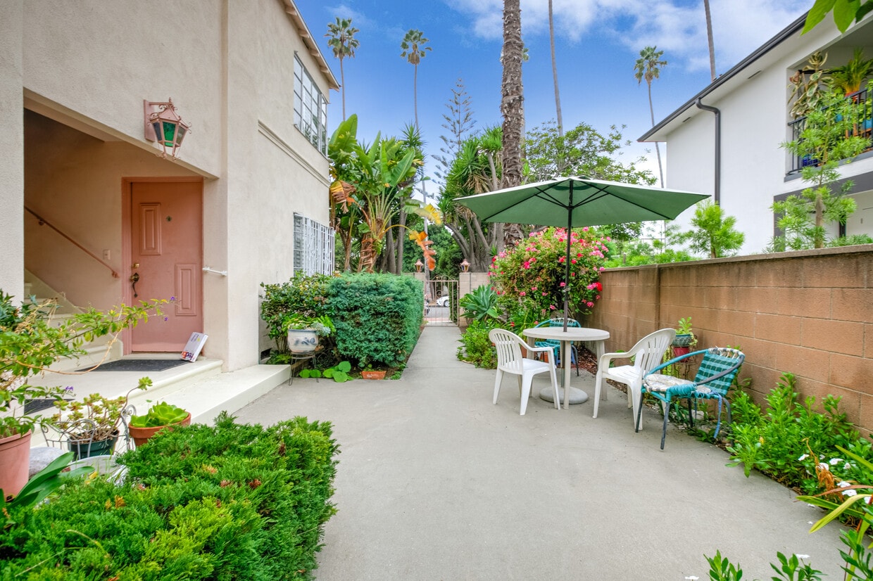 Courtyard Apt , Nice upgrades - 1317 19th St (Santa Monica, CA)