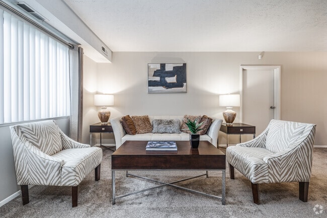 Ranch - 2BD, 1.5BA - 1,050SF - Living Room - Oakwood Apartments